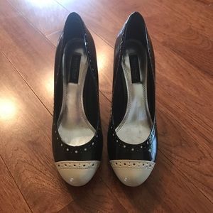 WHITE HOUSE BLACK MARKET PUMPS - 6.5